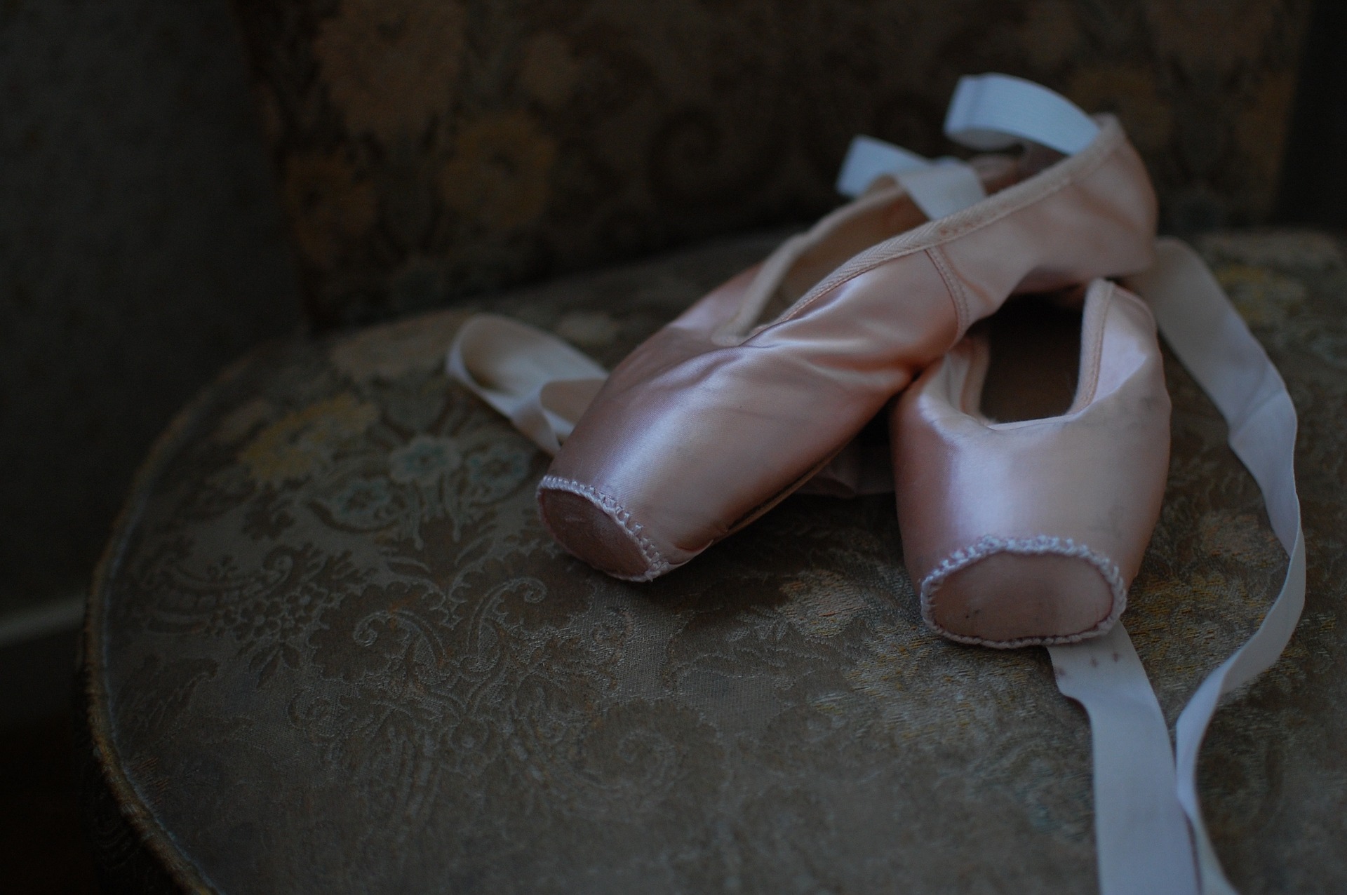 autorytety spadają z piedestału ballet-shoes-1260800_1920